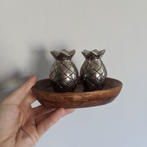 Pineapple salt and pepper shakers